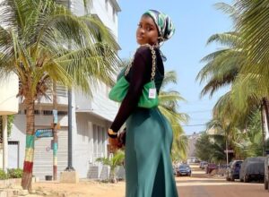 (Photos): La tik tokkeuse bk mu Serign Salihou moule hyper bien sa robe