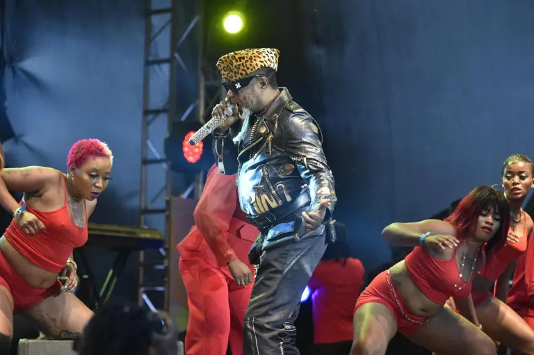 Koffi Olomide surpris en train d’embrasser une de ses danseuses