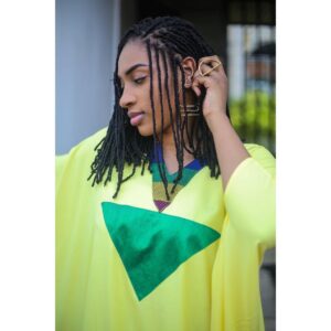 (04 photos) : Le jaune, la couleur qui va au teint de l&rsquo;actrice Amy Léa. Appréciez !