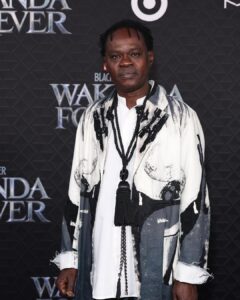 Arrêt sur image : Le look parfait de Baba Maal à l&rsquo;avant première de Black Panther 2