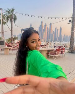 (03 photos) : Le style décalé de Faynara séduit les  Dubaïotes