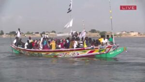 Gamou Medina Baye 2022 : Impressionnante arrivée de pèlerins à bord de pirogues
