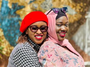 Sourire explosif, regard provoc, Nata et Thioro attirent