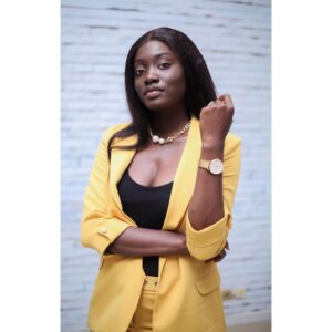 (04 photos) : Chic et classe, Ndeye Marie fait des ravages sur la toile. Appréciez sa belle tenue