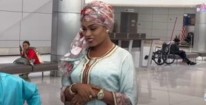 (Vidéo)- Tournée américaine:  Sokhna Aida Diallo accueillie comme une reine par ses fidèles à l&rsquo;aéroport