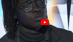(Vidéo) :  Sophie Gueye verse de chaudes larmes en racontant son passé avec son beau-père