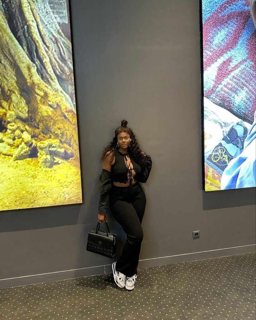 (05 photos) : De retour sur les R.S, Aadjah Everywhere adopte le Black and white