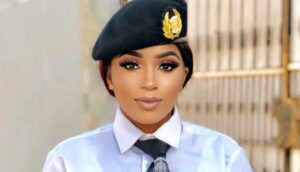 L’officière Gambienne Amina, donne des sueurs froides à ses followers avec sa beauté de rêve