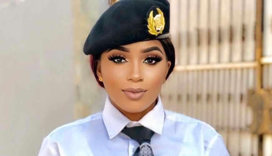 L’officière Gambienne Amina, donne des sueurs froides à ses followers avec sa beauté de rêve