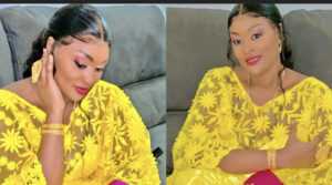 Chic et glamour : Titi, la lionne, ravissante en jaune d’or
