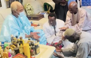 Touba : Serigne Abdou Karim Mbacké reçoit Ngaaka Blindé avec les cheveux peroxydés