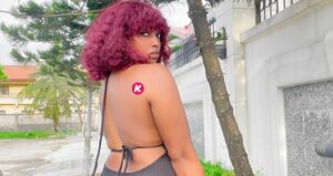Dos nu, hanches larges, fesses rondes, Abidémi Awotale gâte ses followers (Photos)