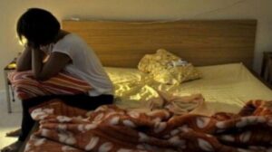 « Mon mari me dr*gue tous les soirs pour que son chien puisse coucher avec moi » : Une histoire h*rrible d&rsquo;une dame 