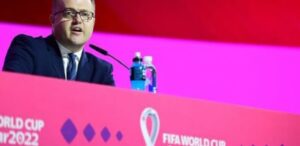 Mondial: « Je suis assis ici, au Qatar, en tant que g@y », dit le responsable médias de la Fifa 