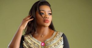 Ultra chic, Fama Thioune assume sa beauté naturelle dans une robe noire décoré de broderie à l&rsquo;encolure