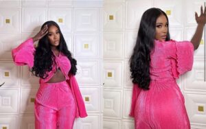 (Photos): Natalie « Karma » moule sa rose et fait saliver