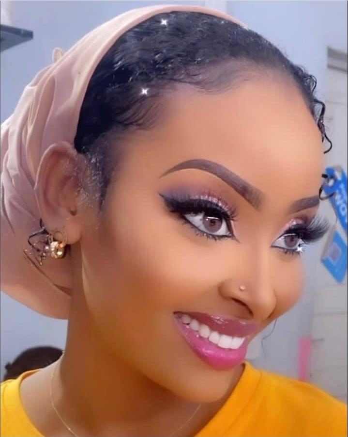 (Photos): Yeux de biche, sourire provoc&rsquo;, Khadija Sow secoue la toile