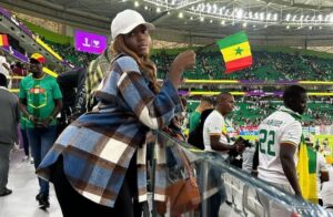 Jour de match: La tik tokkeuse Aadjah Everywhere savoure la victoire au Qatar