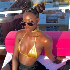 Arrêt sur image – Petits lolos, Percing au nombril : Diarra Sylla en nude