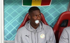 Arret sur image: Pape Abdou Cissé s&rsquo;affiche avec une « tétine » à la bouche