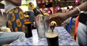 Kawtef : Un vieux fait saouler toute sa famille avec une boisson énergisante. La raison est désastreuse (Vidéo)