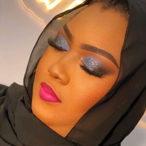(02 photos) : Le make up flashy de Bijou Ngoné illumine son visage