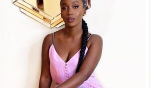 (03 photos) : Robe à plis, Dibor plus canon que jamais