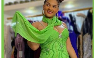 (03 photos) : Eva de la série Pod et Marichou éblouit dans sa robe vert citron