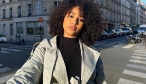 (03 photos) : Stylée en manteau d&rsquo;hiver, Faynara illumine Paris