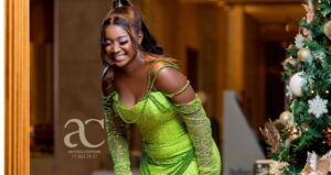 (04 photos) : Kani (Karma) pimente sa robe et exhibe sa taille de guêpe