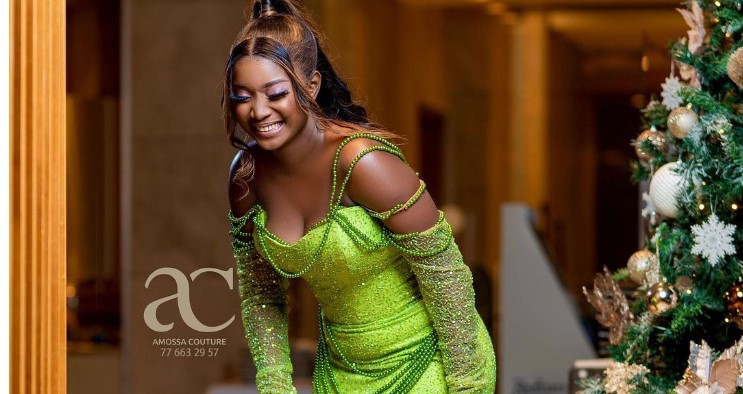 (04 photos) : Kani (Karma) pimente sa robe et exhibe sa taille de guêpe