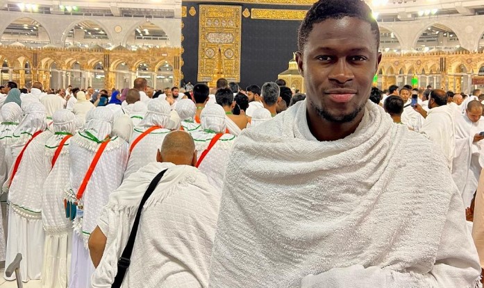 (04 photos) : Le footballeur Babacar Gueye, l&rsquo;ex de Racky Aïdara, a fait son Oumra à La Mecque