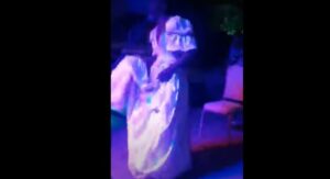 (Vidéo) : Souleymane Faye ose porter une robe de mariage à son spectacle. Regardez !