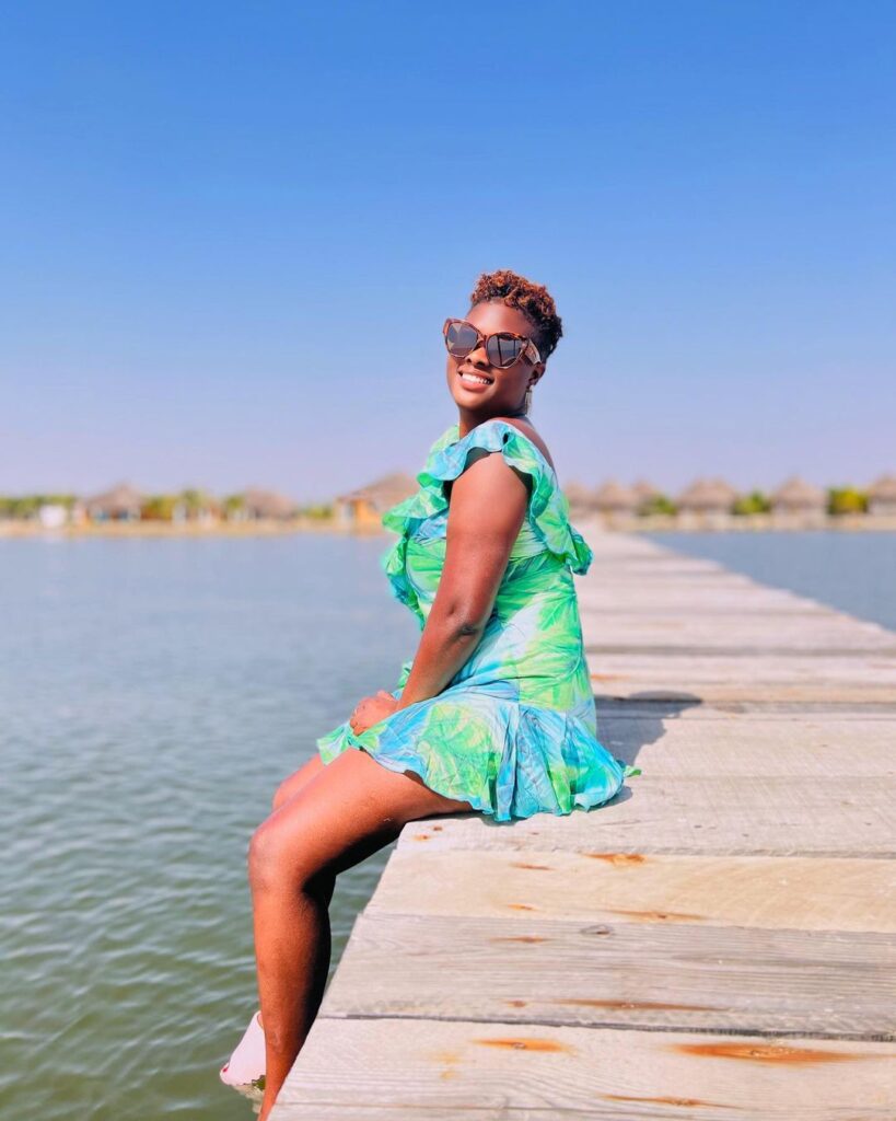 (04 photos) – $exy en robe colorée : Sabel Dieng se la coule douce