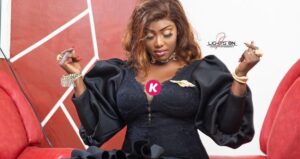 Dior Mbaye dévoile ses jambes et atomise la toile avec sa belle robe noire à carreaux en dentelle (Photos)