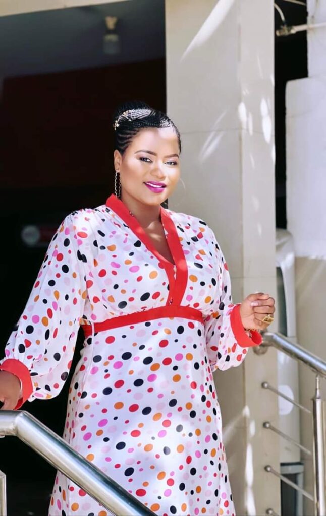 Merry Beye Diouf opte pour la robe petit pois