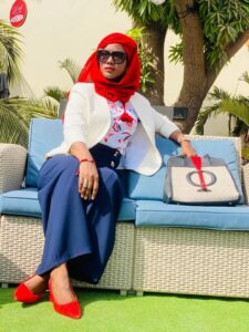 Descente, classe et chic, la journaliste Oumy Ndour ose les couleurs :  » Sagnsé dangakoy gnémé « 