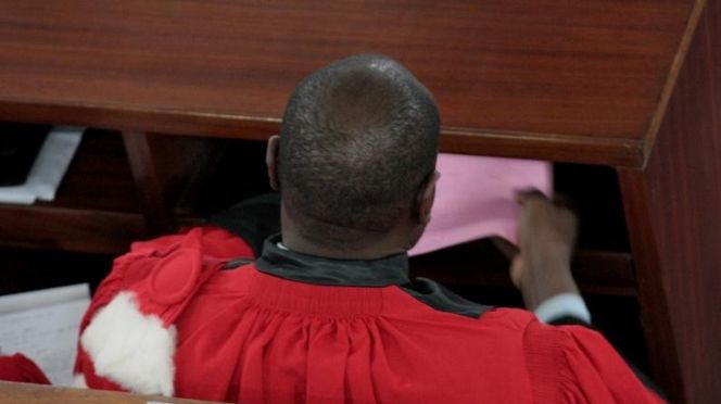 En plein procès : Un drogué accuse un juge de fumer du « yamba »
