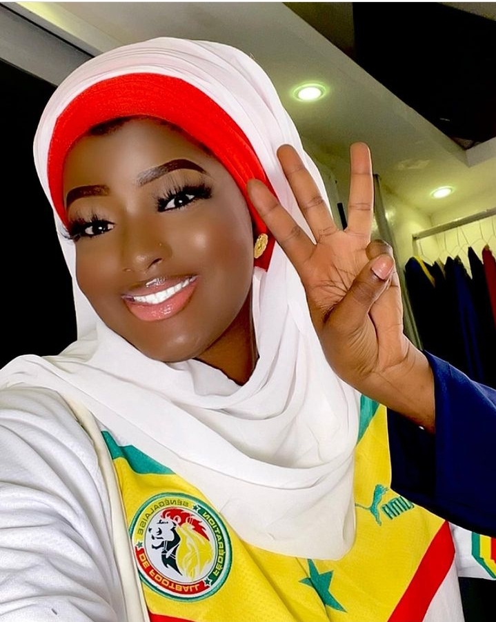 (Photos) – Sénégal vs Angleterre : En maillot, la tik tokkeuse Bk Mu Serign Salihou donne le score du match  (3-0)