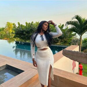 (Photos): Jupe fendue, Nathalie « karma » hyper $exy