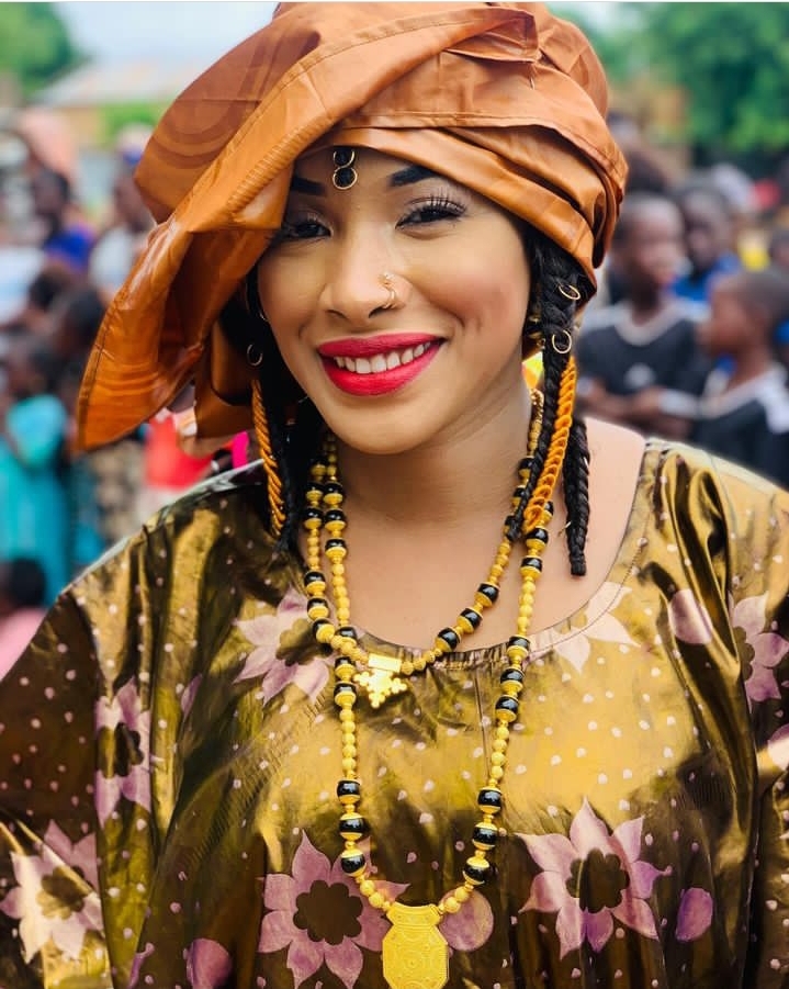 (Photos): La chanteuse Chadia met en valeur la tenue « pullar