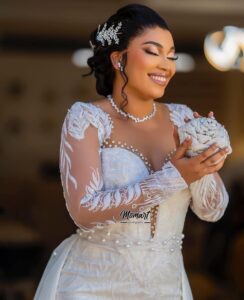 Al khaïry : Mamie Louise de « Pod et Marichou » n&rsquo;est plus un cœur à prendre. Admirez sa belle robe de mariée