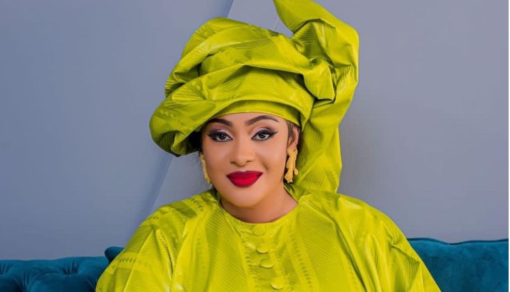 (06 photos) : L’actrice Adja majestueuse dans son grand boubou vert