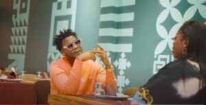 (Vidéo) : Akhlou Brick chante encore l&rsquo;amour dans son nouveau clip « Folie »