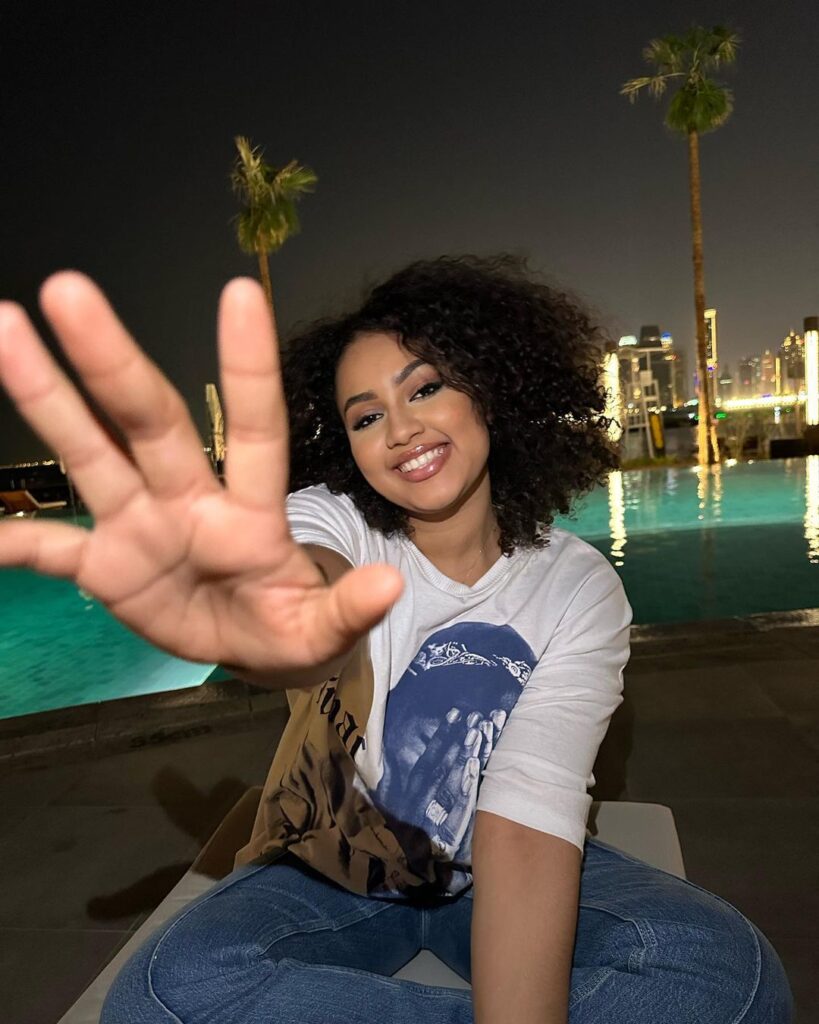 (02 photos) : Au Qatar, Faynara s&rsquo;affiche toute belle pour galvaniser des Lions