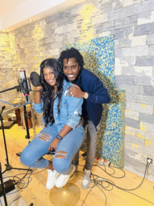 Jean moulant et déchiré, look d&rsquo;enfer : Mia Guissé complice avec Wally