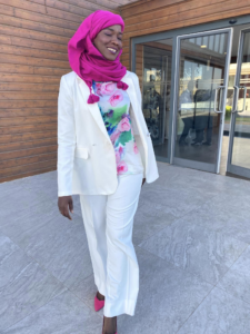(Photos) – Oumy Ndour : La classe sourit mauve