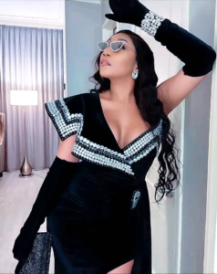 (Photos) : Emma Lohoues sublime dans une robe noire bling-bling