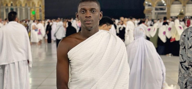 Arrêt sur image : En Ihram, Jaaw Ketchup a fait son Oumra