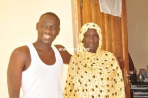Sa mère appelle en direct, Pape Diouf craque et fond en larmes :  » Limou Soumbeu, Yalla Na Si Guiss Bopam »